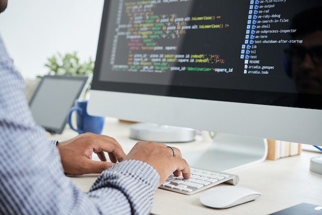Photo Gratis pria yang sedang coding