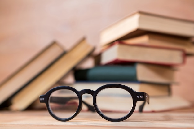 Foto gratuito primer plano de las gafas sobre una mesa