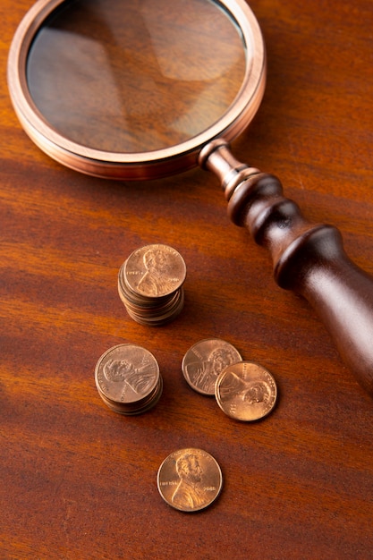 Foto gratuito un primer plano de las monedas en la mesa