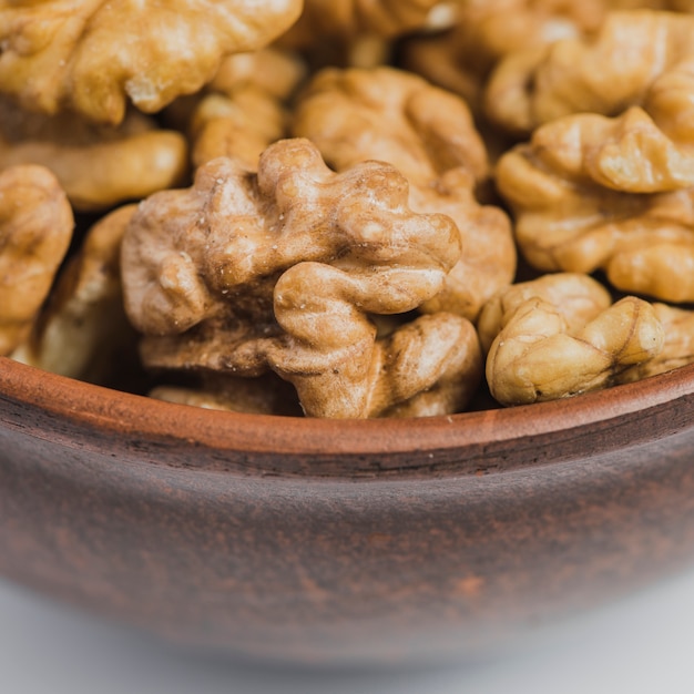 Foto gratuito primer plano de nueces en un tazón