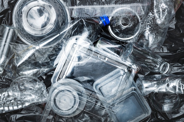 Foto gratuito recipientes de plástico limpiados antes de reciclar