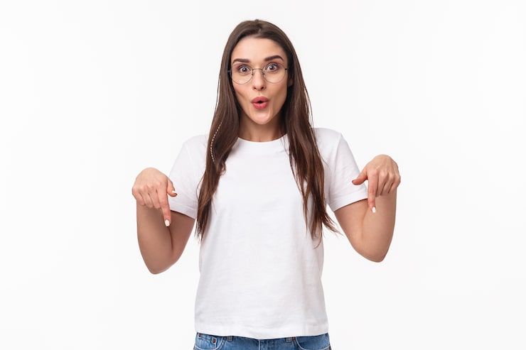 Foto gratuito retrato de estudiante morena divertida y curiosa invitando a todos a echar un vistazo