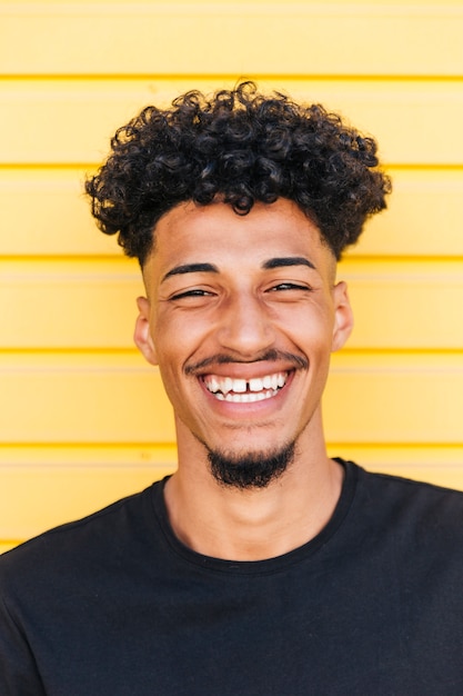 Foto gratuito retrato de un hombre étnico alegre