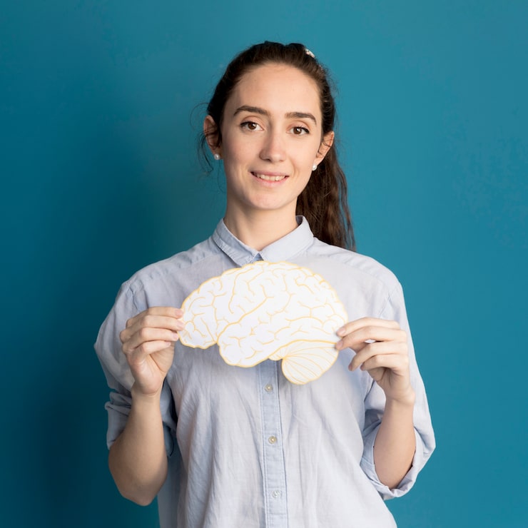 Foto gratuito retrato de una mujer con un cerebro de papel