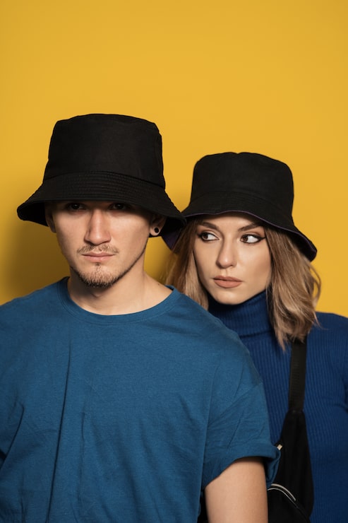 Foto gratuito retrato de una pareja joven en amarillo