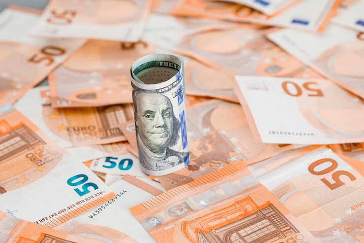Foto gratuito rollo de dinero en gris y mesa de billetes.