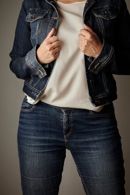 Foto gratuito ropa vaquera vestida por una modelo
