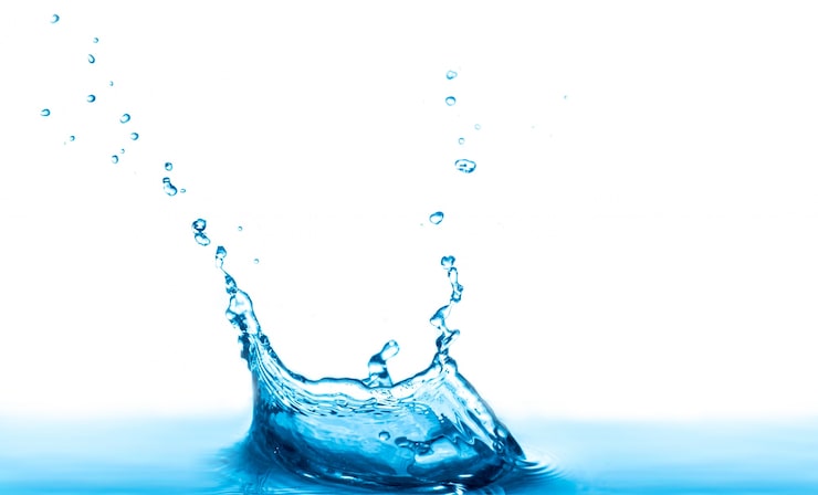 Foto gratuito salpicaduras de agua aisladas sobre un fondo blanco