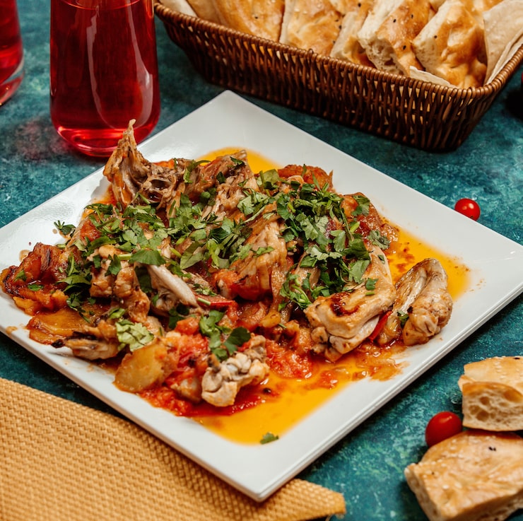 Foto gratuito salsa de pollo con vegetales, papas espolvoreadas con hierbas
