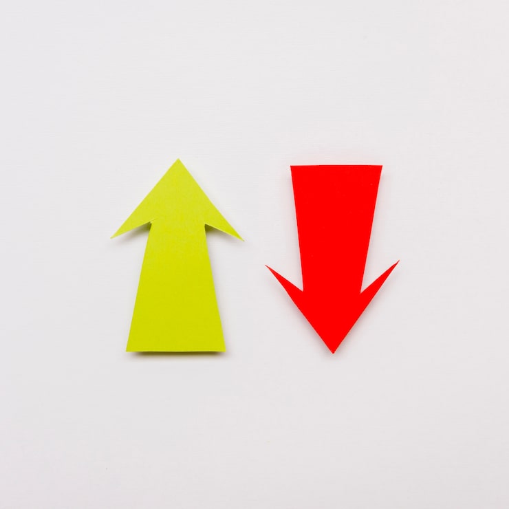 Foto gratuito signo de flecha roja y amarilla
