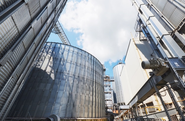Foto gratuito silos agrícolas. exterior del edificio.