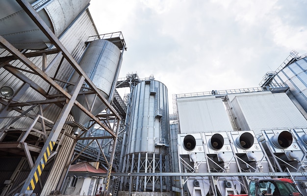 Foto gratuito silos agrícolas. exterior del edificio.