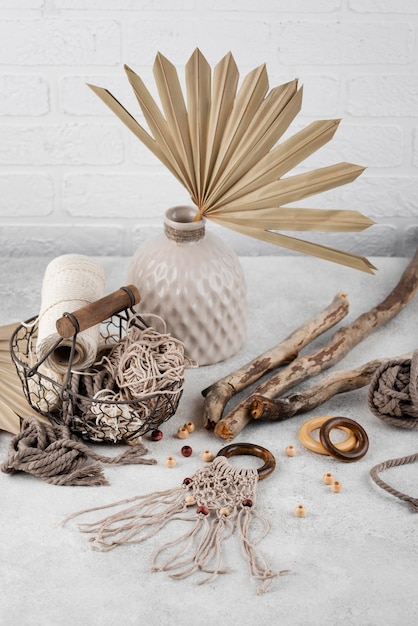 Foto gratuito surtido tradicional de macramé en interiores