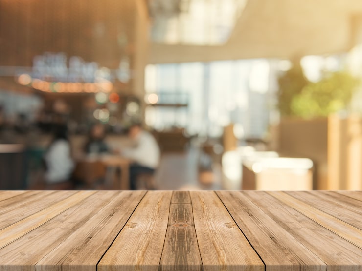 Foto gratuito tabla de madera la sobremesa vacía de fondo borroso.