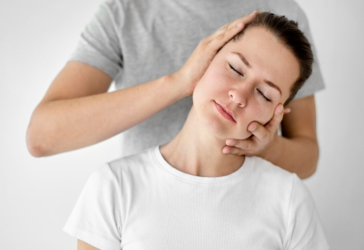 Foto gratuito terapeuta en fisioterapia con paciente
