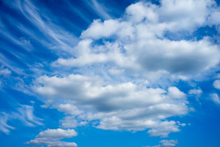 Foto gratuito tiro de ángulo bajo de un cielo nublado azul durante el día