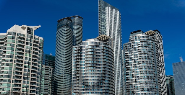 Foto gratuito tiro de ángulo bajo de los edificios en harbourfront en toronto, canadá