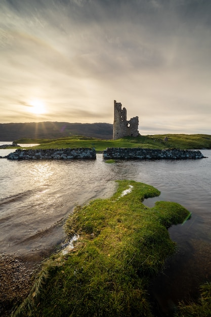 Foto gratuito tiro vertical de alto ángulo de un río que rodea un antiguo edificio