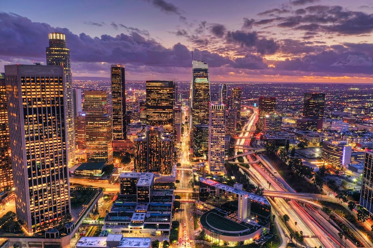 Foto gratuito toma aérea del centro de los ángeles por la noche