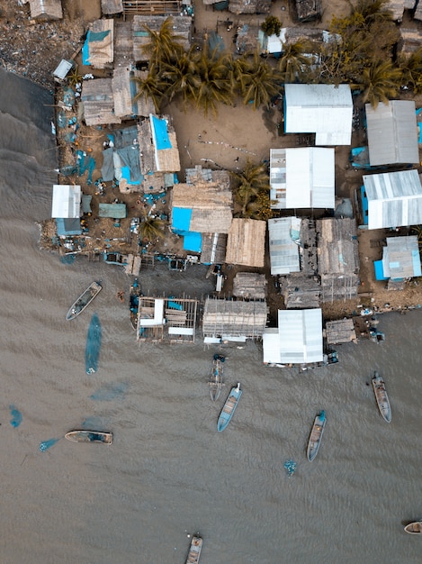 Foto gratuito toma vertical aérea de edificios cerca del mar con barcos