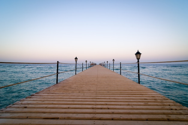 Foto gratuito tranquilo muelle de madera