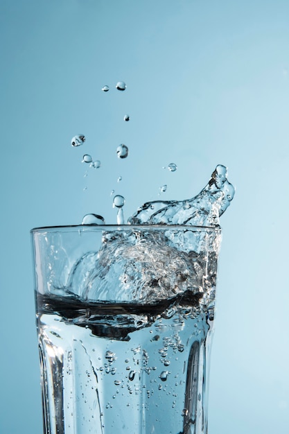Foto gratuito vaso transparente con agua