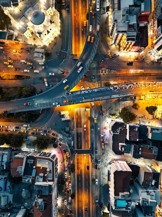Foto gratuito vista aérea vertical de drones de estambul por la noche turquía edificios residenciales y carreteras con luces nocturnas de coches en movimiento