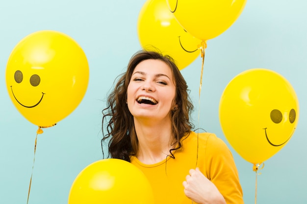 Foto gratuito vista frontal de una mujer con globos