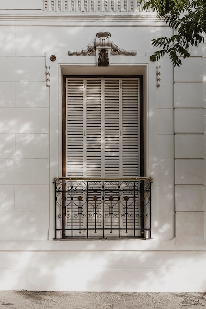 Foto gratuito vista frontal de la ventana del edificio de la ciudad