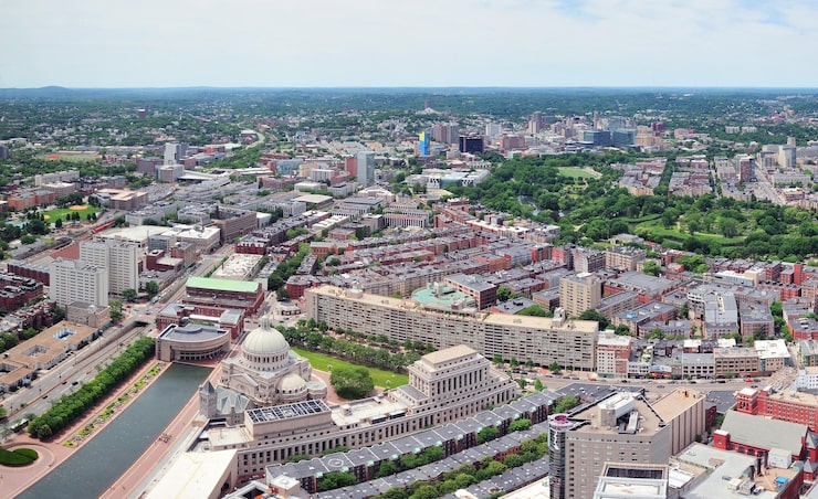 Foto gratuito vista panorámica aérea de la ciudad de boston con edificios urbanos y autopistas.