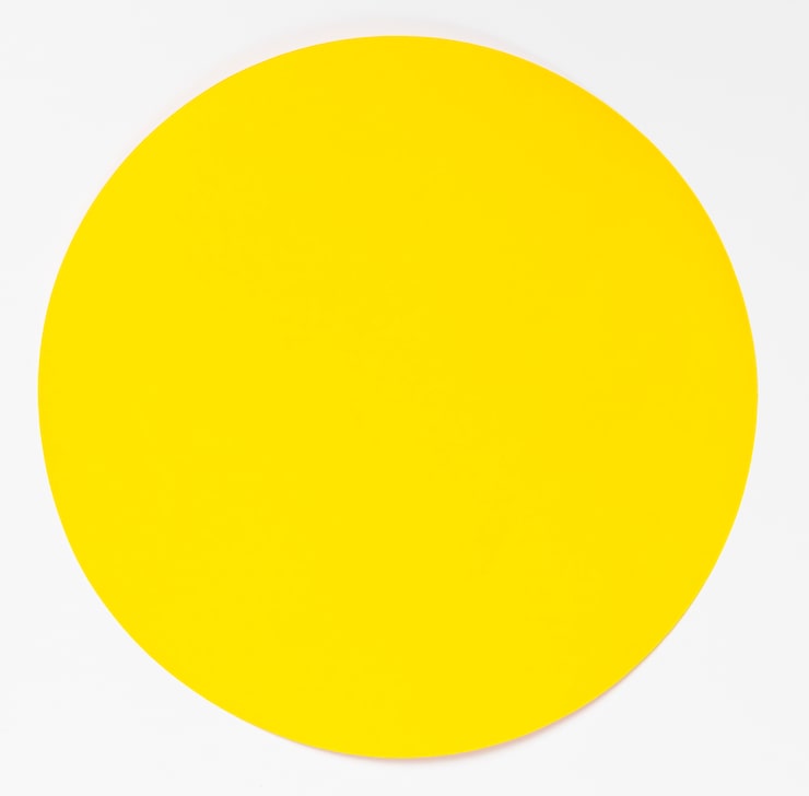 Foto gratuito vista superior círculo amarillo sobre fondo blanco