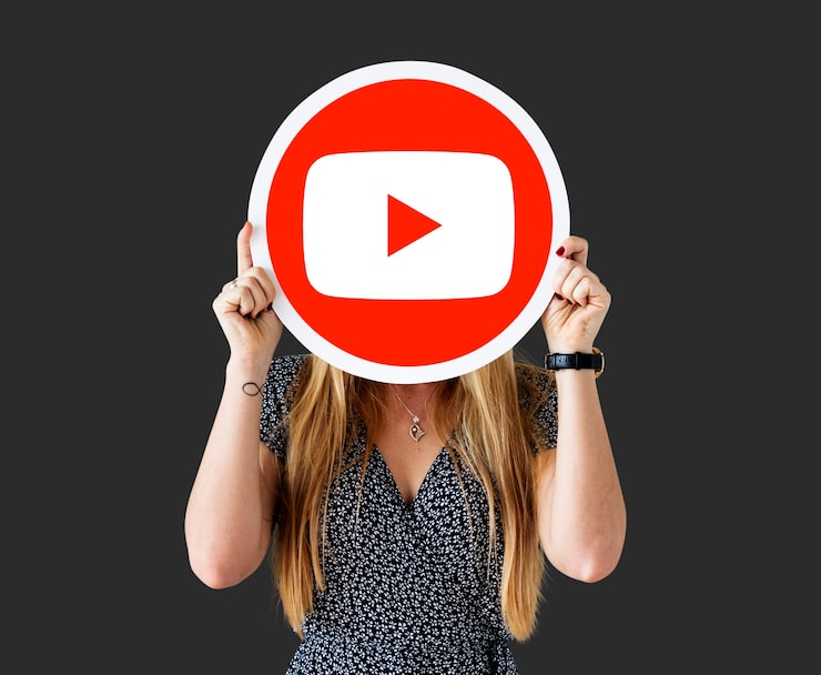 Photo Gratis wanita memegang ikon youtube