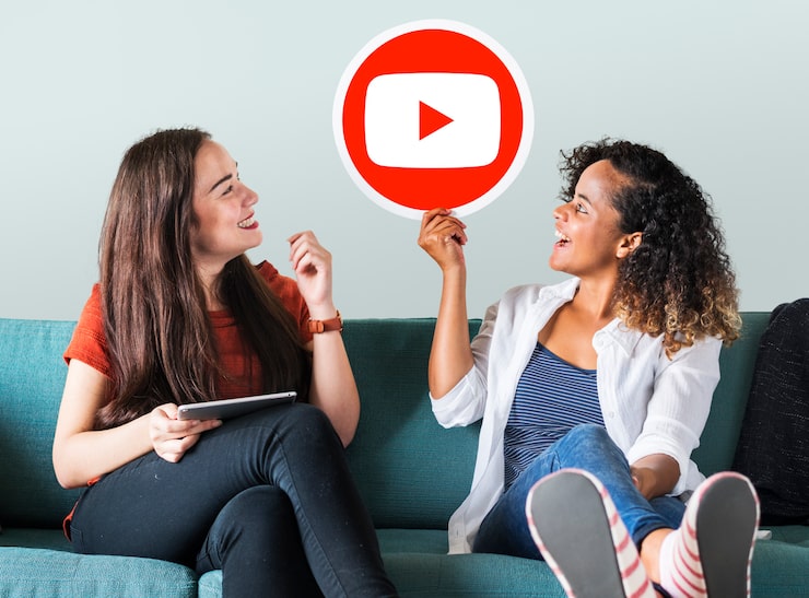 Photo Gratis wanita memegang ikon youtube