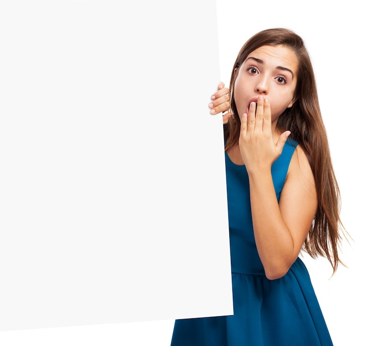 Photo Gratis wanita terkejut di sebelah poster
