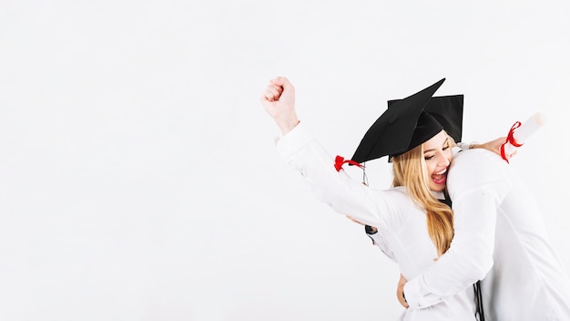 Foto gratuito abbracciando la coppia che celebra la laurea