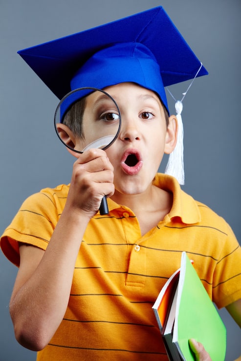 Foto gratuito bambino sorpreso con la sua indagine