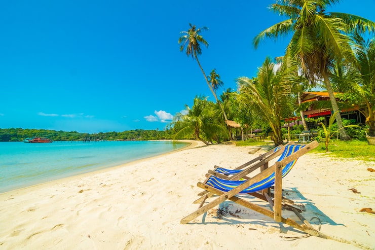 Foto gratuito bellissima spiaggia tropicale e mare con palme da cocco nell'isola paradisiaca