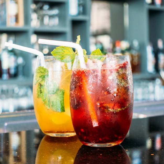 Foto gratuito bicchieri da cocktail bicchieri