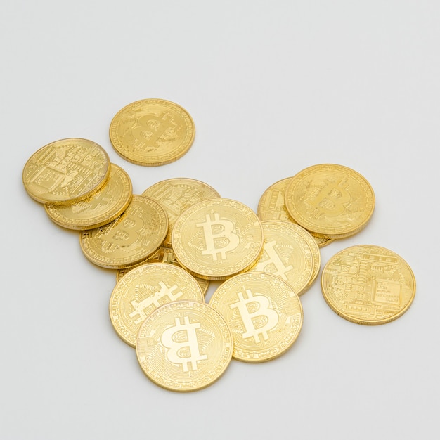 Foto gratuito bitcoin criptovaluta su sfondo grigio