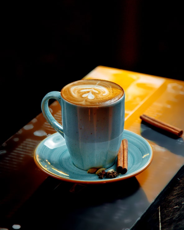 Foto gratuito cappuccino servito in tazza blu