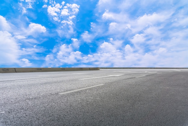 Foto gratuito cielo blu e nuvole