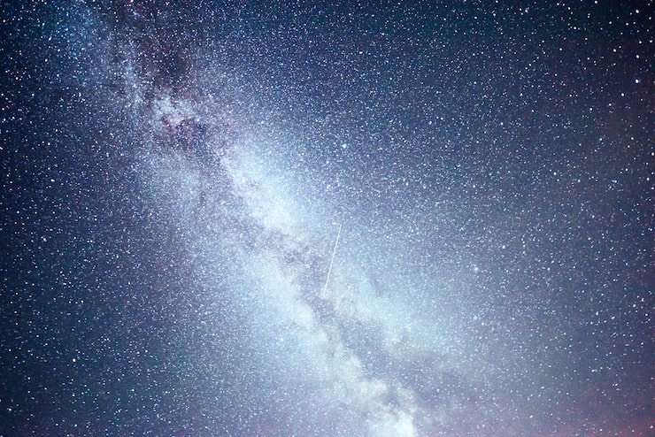 Foto gratuito cielo notturno vibrante con stelle e nebulose e galassie.