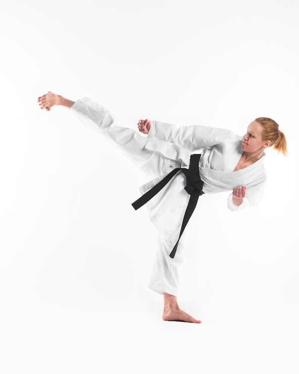 Foto gratuito combattente di karate facendo calcio laterale