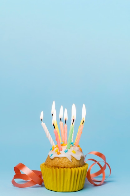 Foto gratuito cupcake con candele accese e nastro