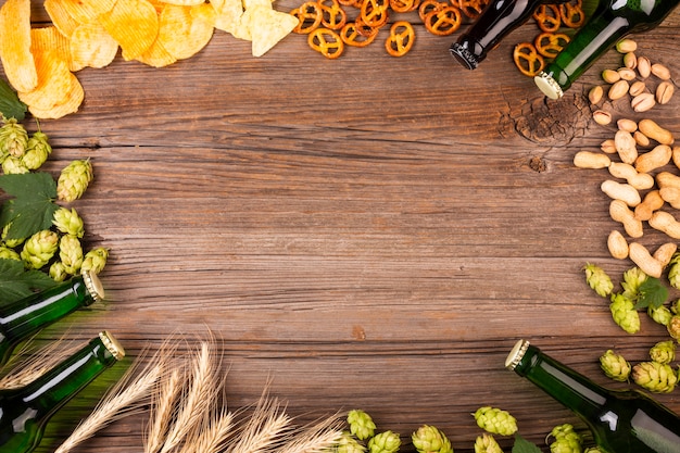 Foto gratuito deliziosa cornice di snack e birra con spazio di copia