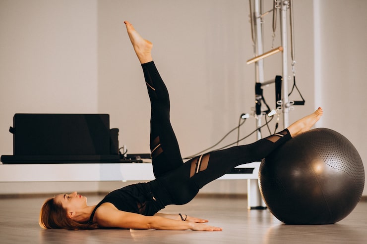 Foto gratuito donna che fa pilates con una palla
