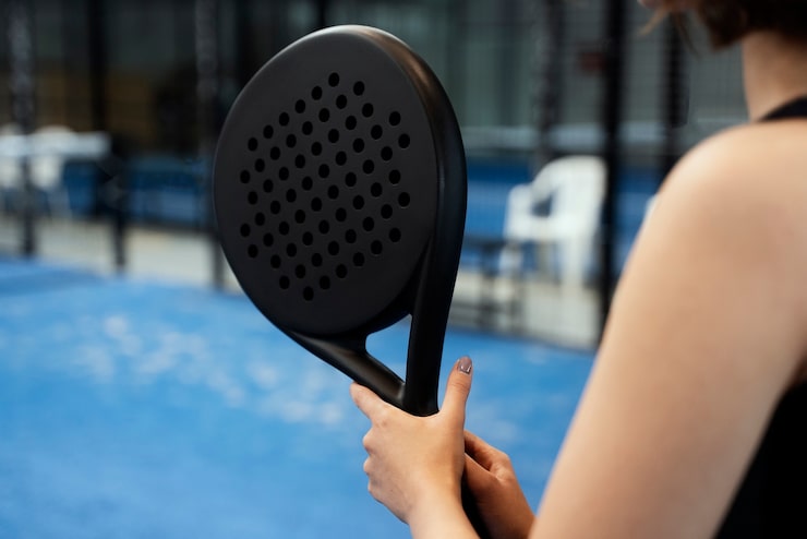 Foto gratuito donna che gioca a paddle tennis vista laterale