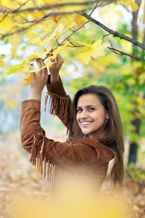 Foto gratuito donna di bellezza in autunno parco