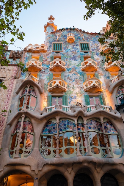 Foto gratuito edificio in cemento floreale nero e rosa