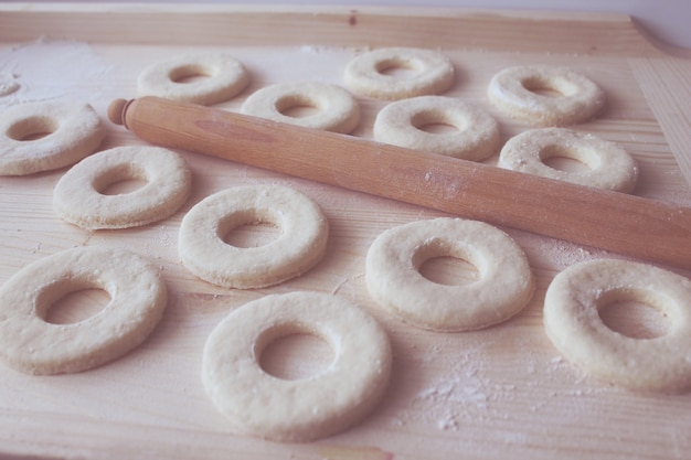 Foto gratuito fare donuts a casa